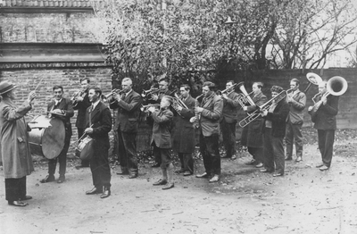 876602 Afbeelding van een repetitie van een R.K. muziekvereniging uitgaande van het Franciscus Liefdewerk in de tuin ...